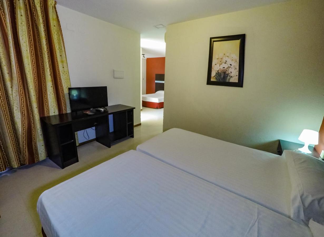 Hotel Jm Jardin De La Reina Guillena Luaran gambar