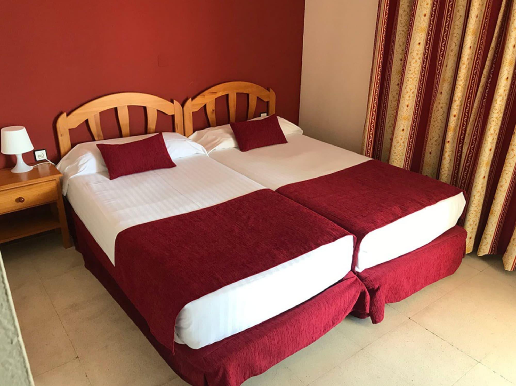 Hotel Jm Jardin De La Reina Guillena Luaran gambar