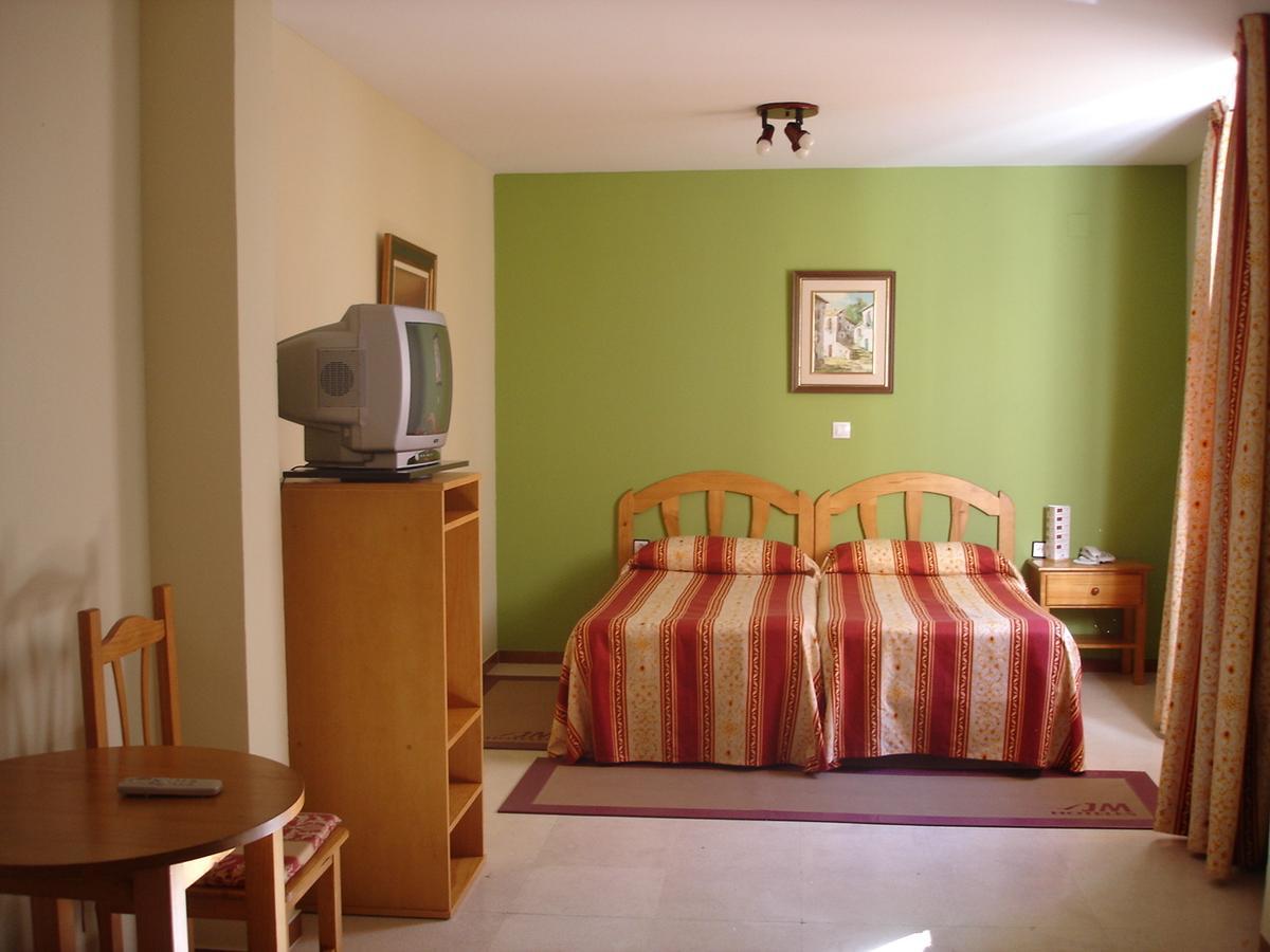 Hotel Jm Jardin De La Reina Guillena Bilik gambar